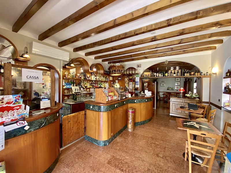 Il bancone storico del bar dell'Osteria La Grotta dal 1918 a Mongardino