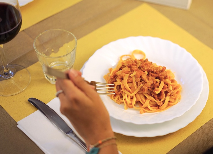 Tagliatelle al ragù dell'Osteria La Grotta dal 1918