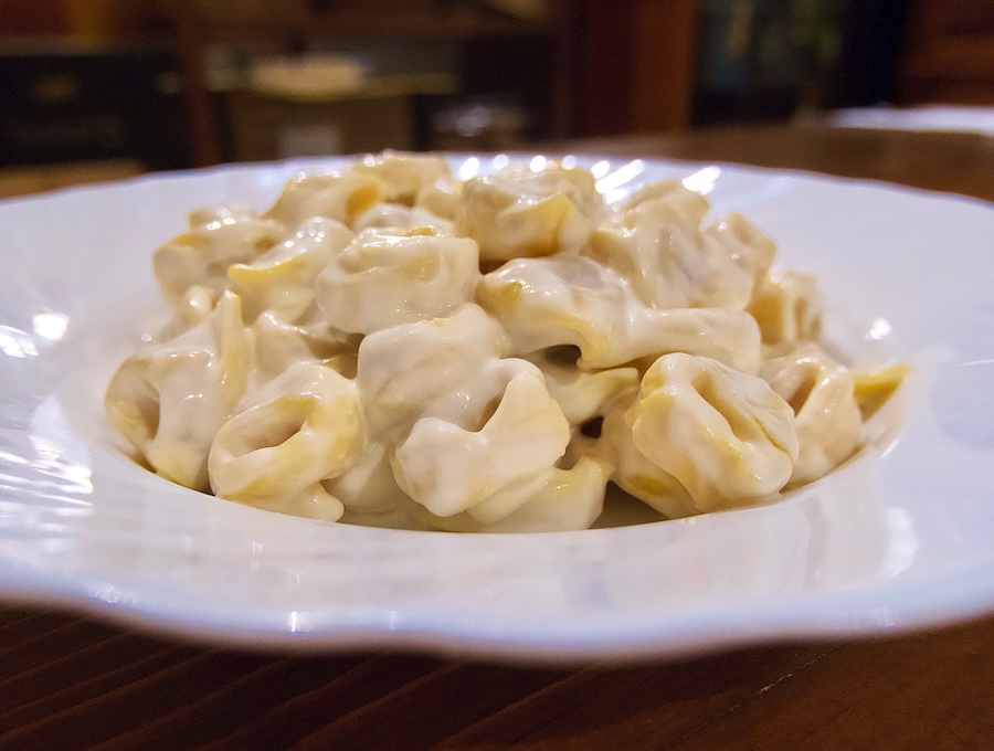 Tortellini in brodo dell'Osteria La Grotta dal 1918